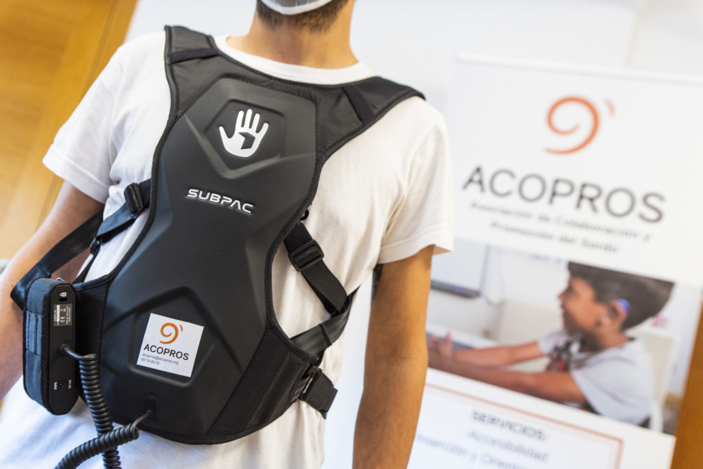 Mochila vibratoria que facilitará ACOPROS para accesibilidade auditiva
